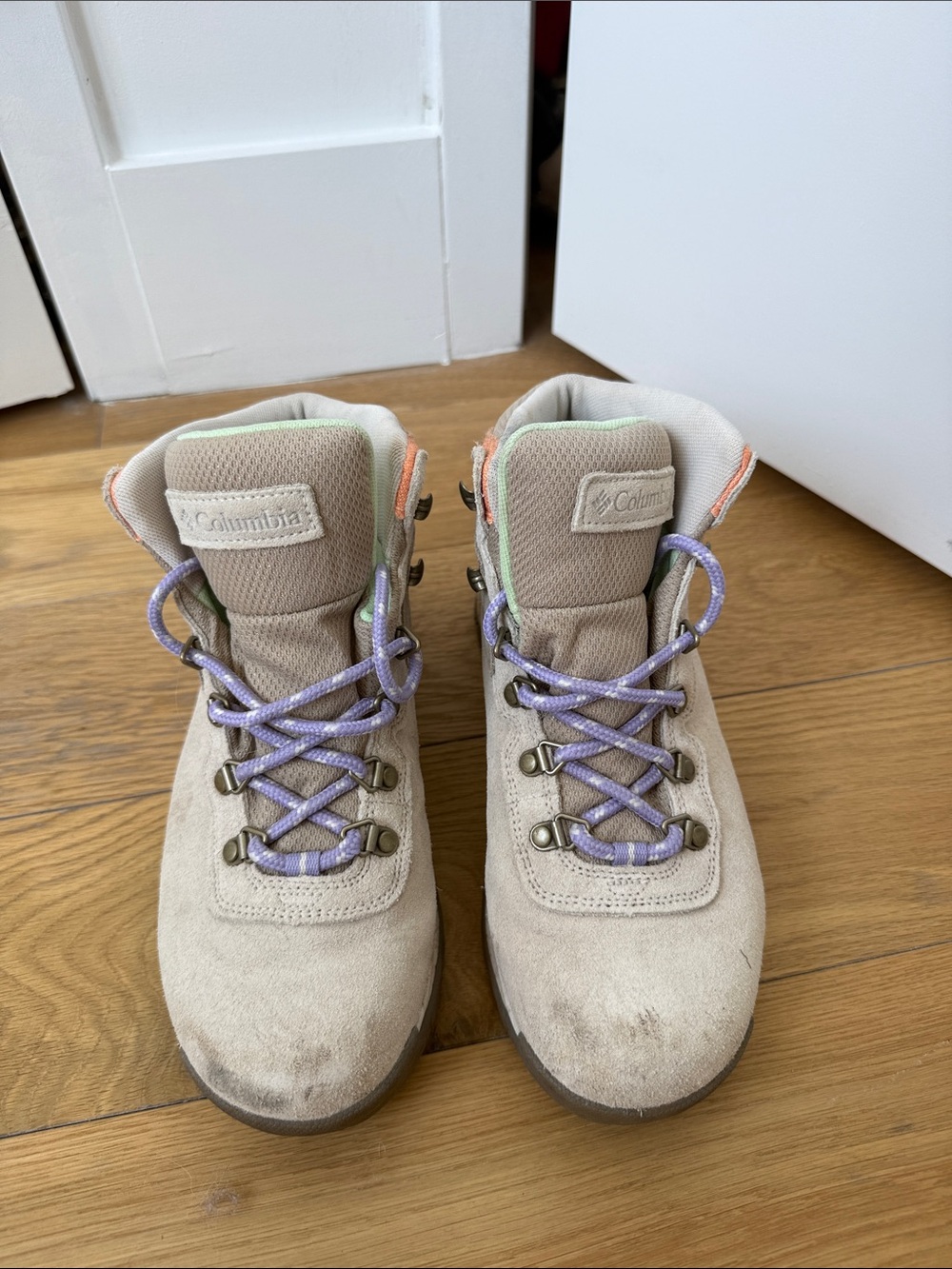 Columbia Waterproof Beige Hiking Boots with Purple Laces Size 8